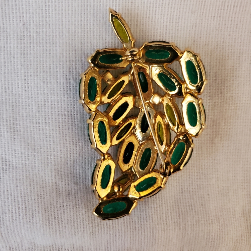 Vintage Emerald and Pale Green Rhinestone Leaf Gold Tone Brooch - Picture 4 of 7